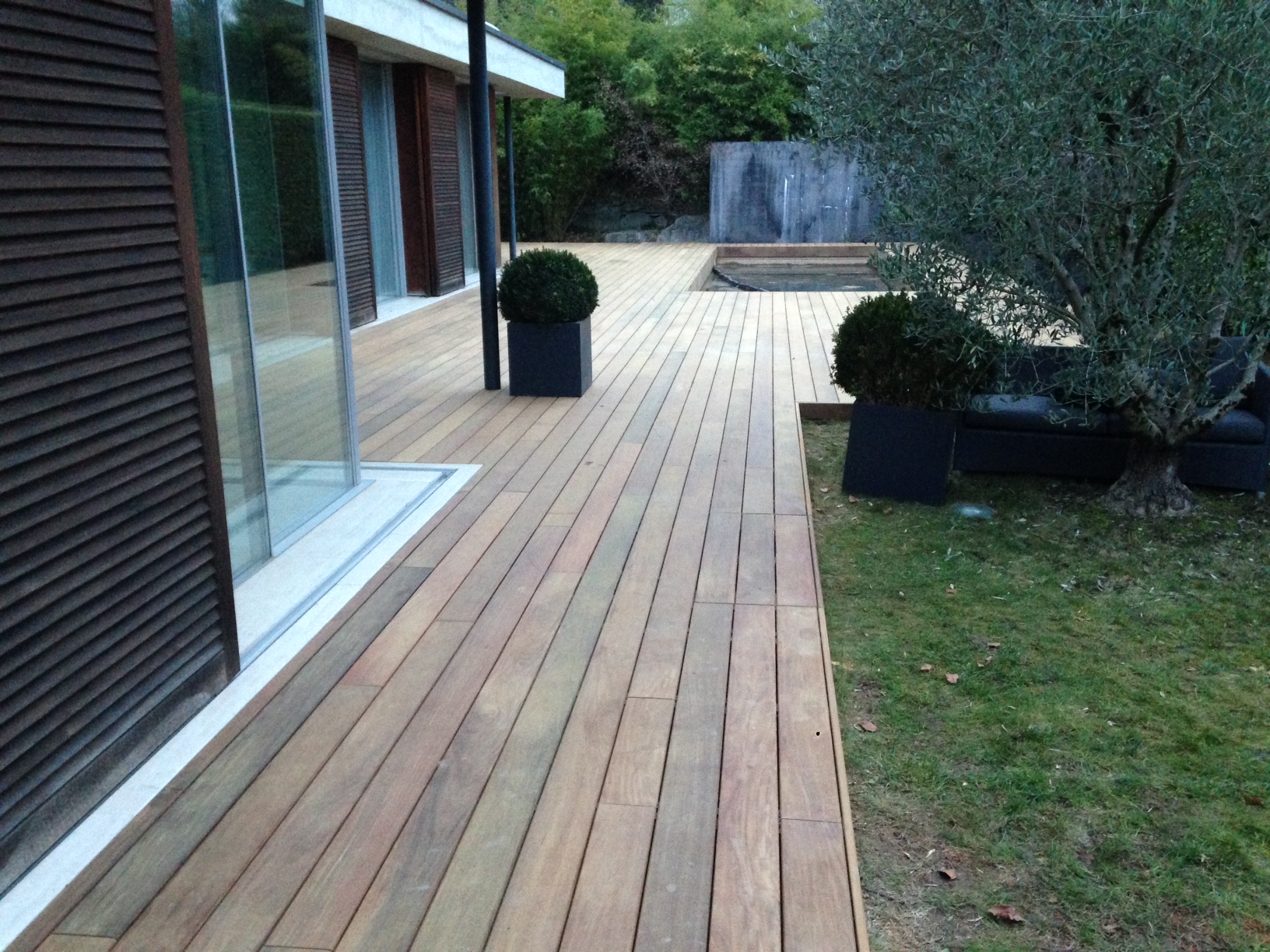 Terrasse bois ipé Choulex – Confort et Esthétique
